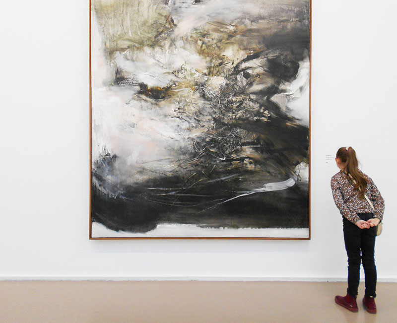 Une enfant devant un tableau abstrait de Zao Wou Ki