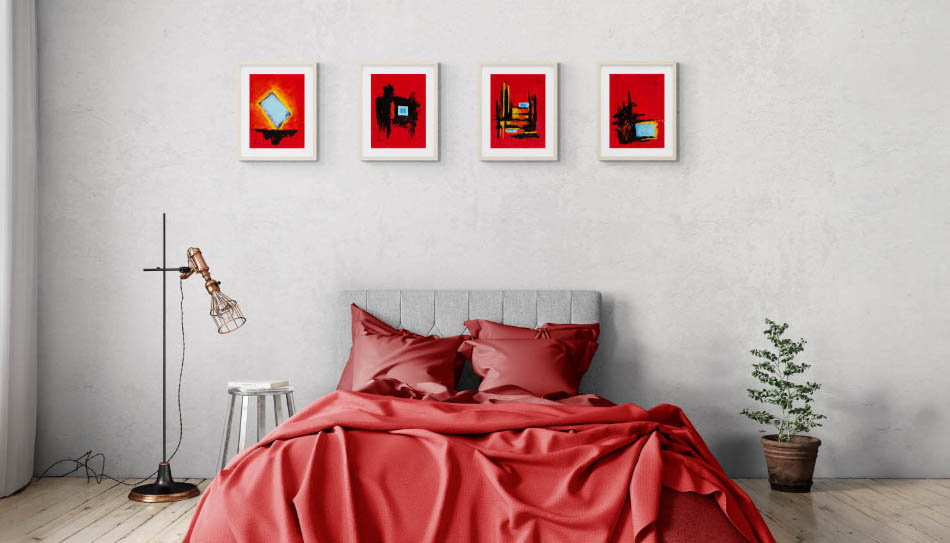 4 petits tableaux rouge au-dessus d'un grand lit aux draps rouges