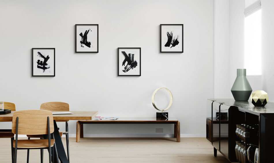 Compostion libre de 4 petits tableaux dans un séjour contemporainépuré