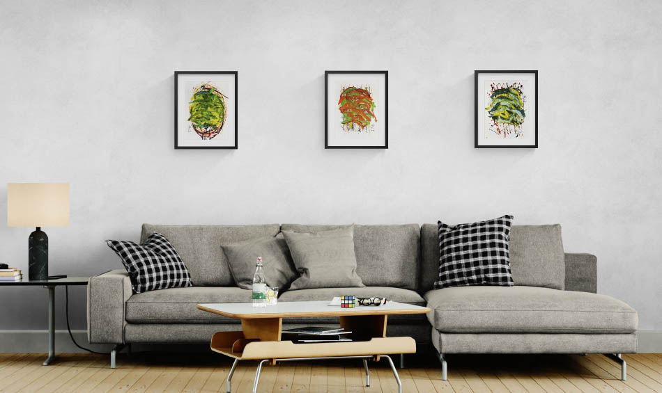 Un triptyque de 3 petits tableaux au dessus d'un canapé beige