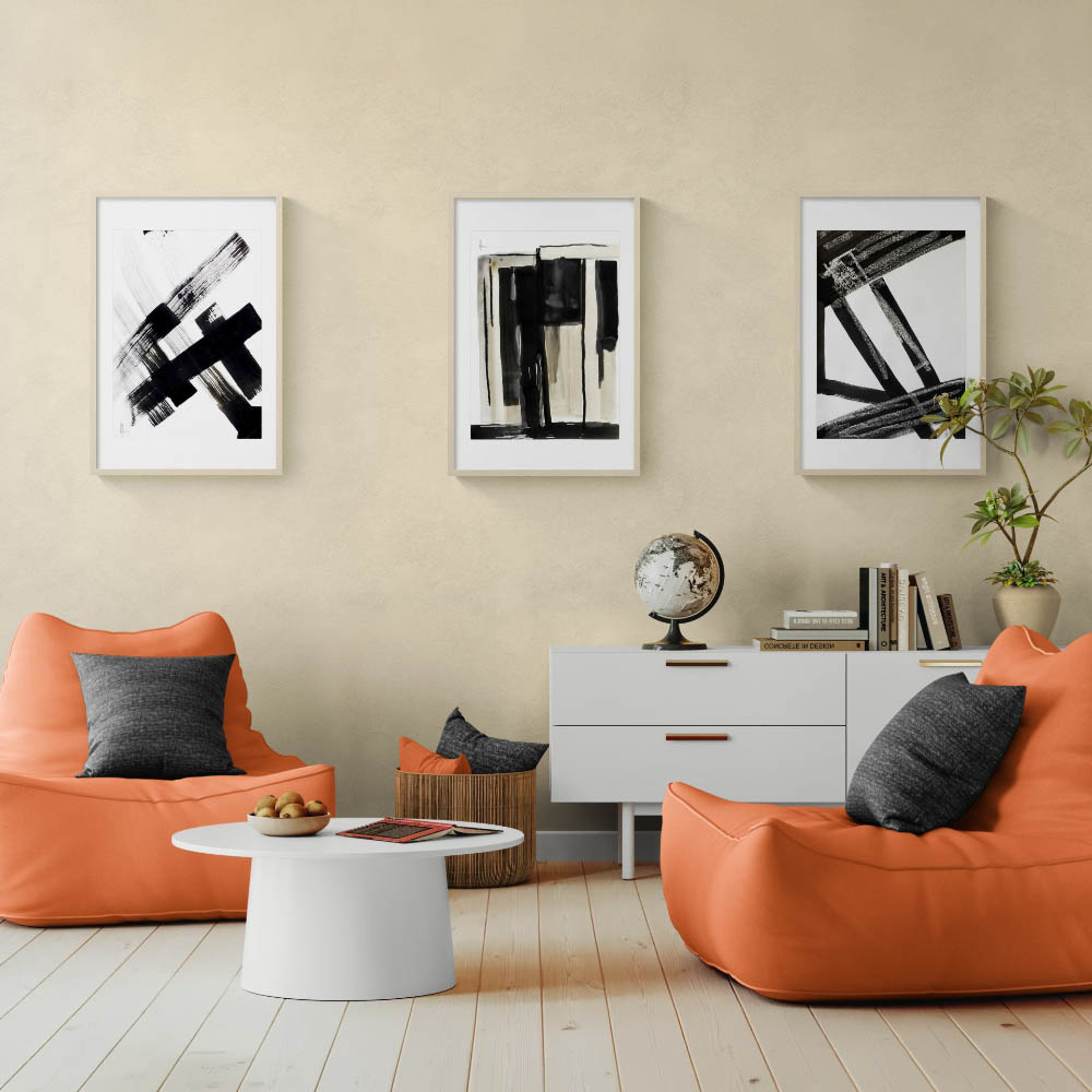 tableau abstrait noir structuré dans un salon design avec fauteuils modernes